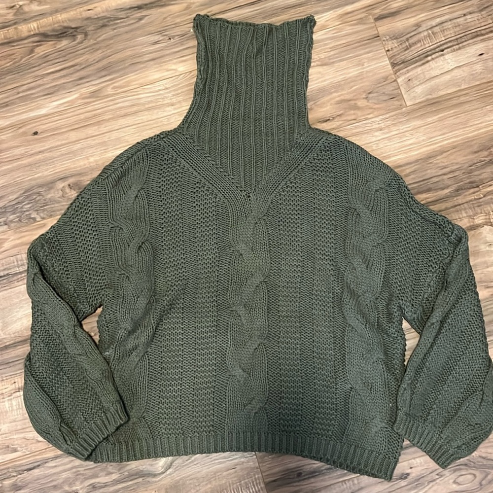 Amazon Women’s Olive Green Turtleneck Sweater Size Medium